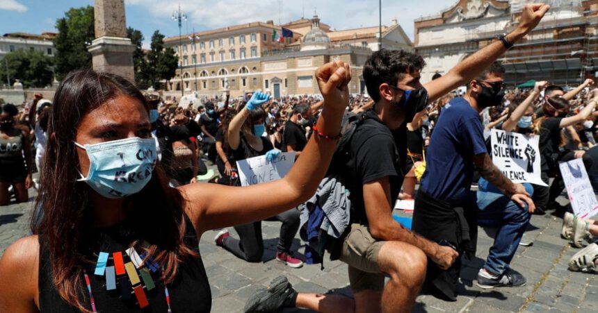 In migliaia in piazza a Roma contro il razzismo al grido di "I can't breath" 1
