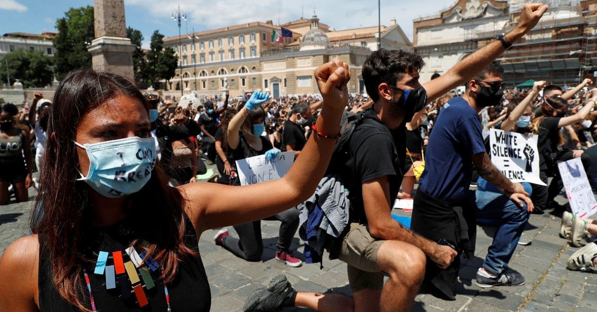 In migliaia in piazza a Roma contro il razzismo al grido di "I can't breath" 17