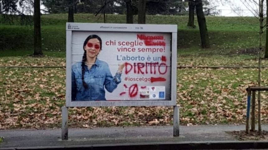 Attiviste imbrattano manifesti antiabortisti. La Lega: "Atti vandalici vergognosi ed estremi" 2 Attiviste imbrattano manifesti antiabortisti. La Lega: "Atti vandalici vergognosi ed estremi" 1