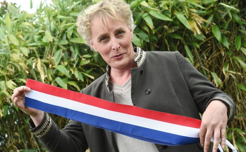 Francia, Marie Cau è la prima donna transgender a diventare sindaca 1