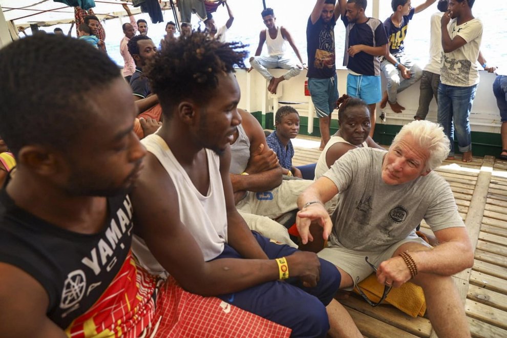Lampedusa, Richard Gere sulla Open Arms per portare cibo ai migranti: "Fateli sbarcare" 11