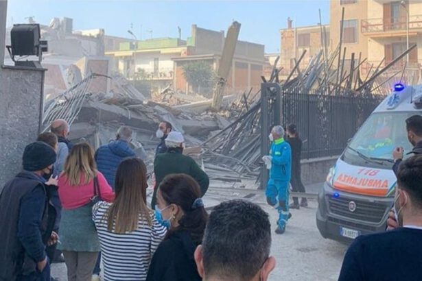 Napoli, crolla il mobilificio Cutolo di Poggiomarino. Al momento solo feriti lievi 17