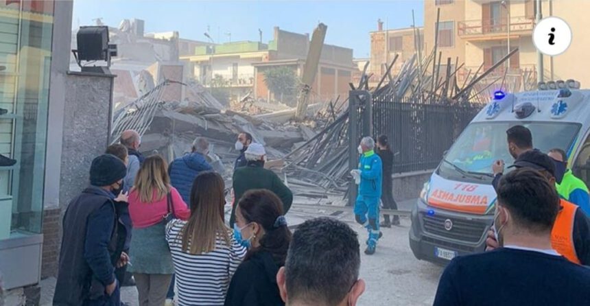 Napoli, crolla il mobilificio Cutolo di Poggiomarino. Al momento solo feriti lievi 1