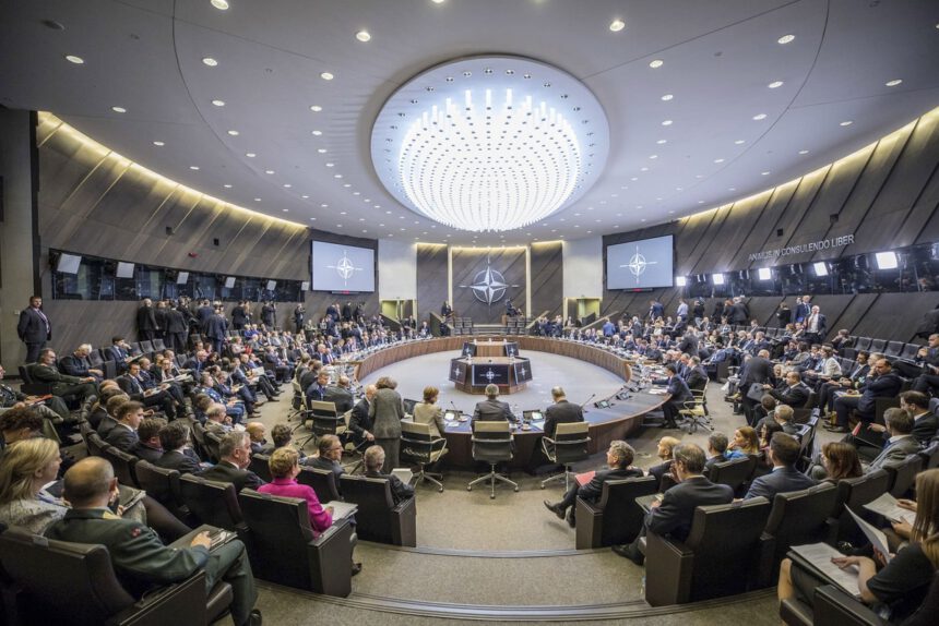 La Russia accusa la Nato: "Vogliono schierare missili nucleari in Europa" 2 La Russia accusa la Nato: "Vogliono schierare missili nucleari in Europa" 1