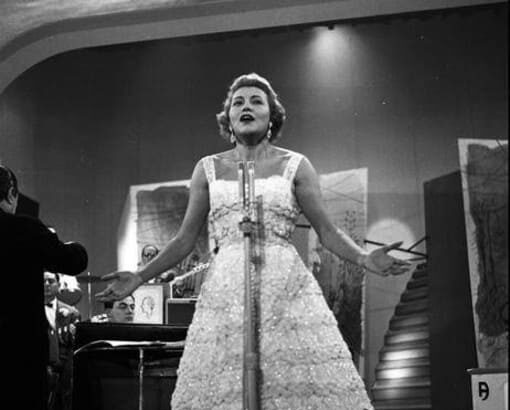 Il Festival di Sanremo compie 70 anni: decenni di musica, intrattenimento e alta moda 10