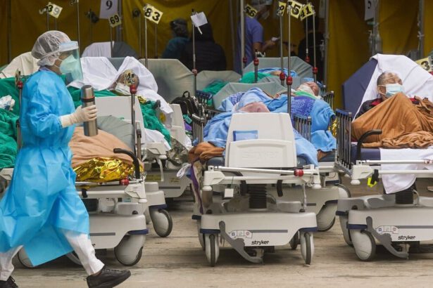 La variante Omicron mette in ginocchio Hong Kong: pazienti curati per strada 17