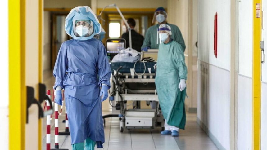 Omicron Italia, quattro contagi in Campania. Paziente zero: “I sintomi sono lievi grazie al vaccino” 1