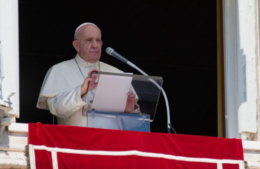 Papa Francesco: "Il consumismo ci ha sequestrato il Natale, riscopriamone il reale valore" 1