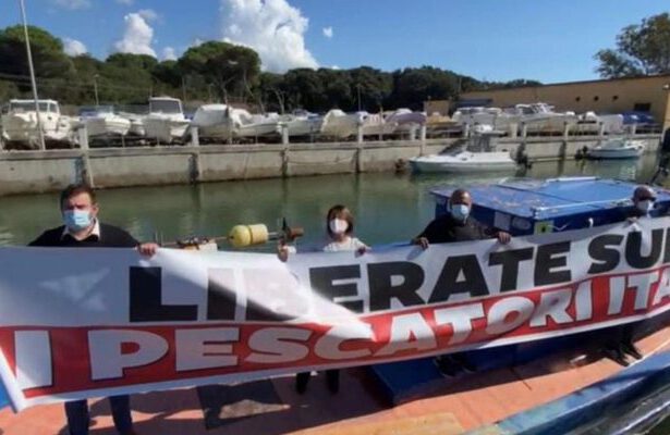 Liberati i pescatori italiani sequestrati in Libia. Conte e Di Maio in volo verso Bengasi 15