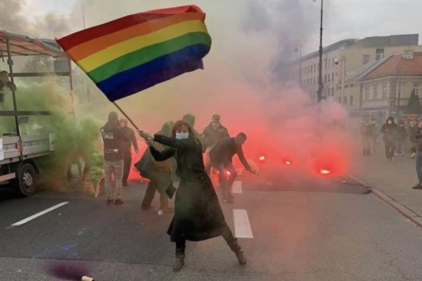 Polonia, in vigore la legge contro l'aborto: in migliaia protestano a Varsavia 14