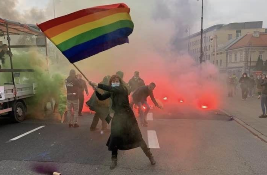 Polonia, in vigore la legge contro l'aborto: in migliaia protestano a Varsavia 1