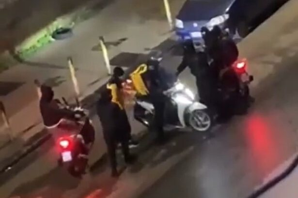 Napoli, rider picchiato per rubargli il motorino: in 6 lo aggrediscono e scappano 17
