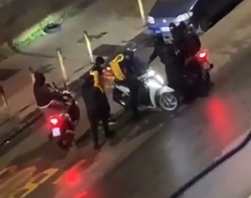 Napoli, rider picchiato per rubargli il motorino: in 6 lo aggrediscono e scappano 1