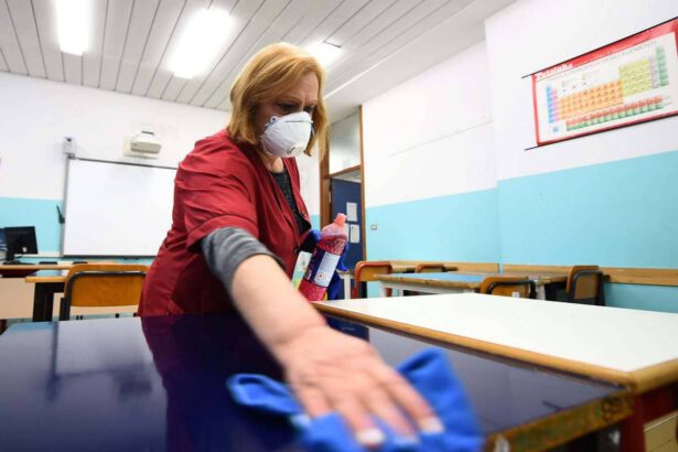 Scontro Sindacati-Azzolina: “Rientro a scuola a settembre a rischio” 6