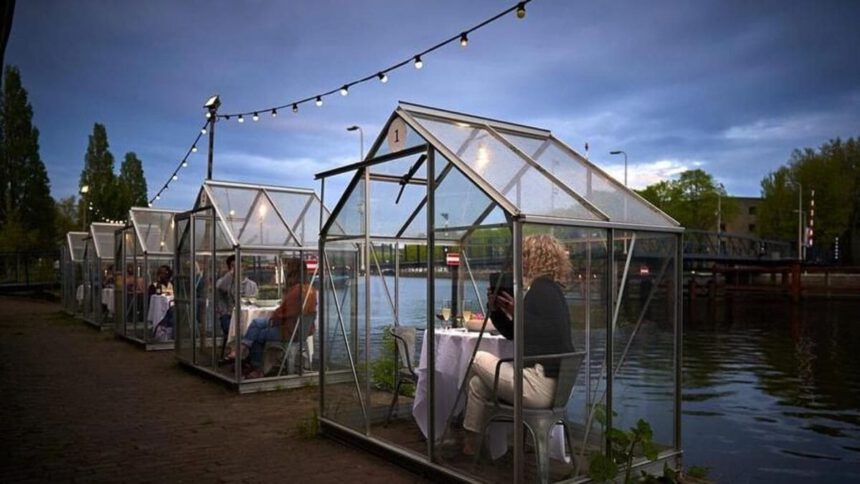 Ristorazione ai tempi del Covid: 10 bizzarre soluzioni per continuare a lavorare 1