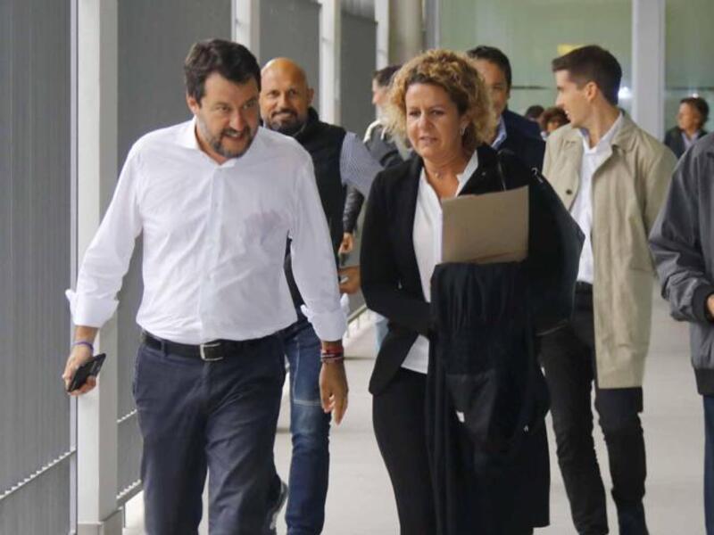 Salvini diserta il processo per vilipendio, il giudice: "Assenza ingiustificata" 5 Salvini diserta il processo per vilipendio.