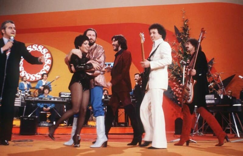 Il Festival di Sanremo compie 70 anni: decenni di musica, intrattenimento e alta moda 11