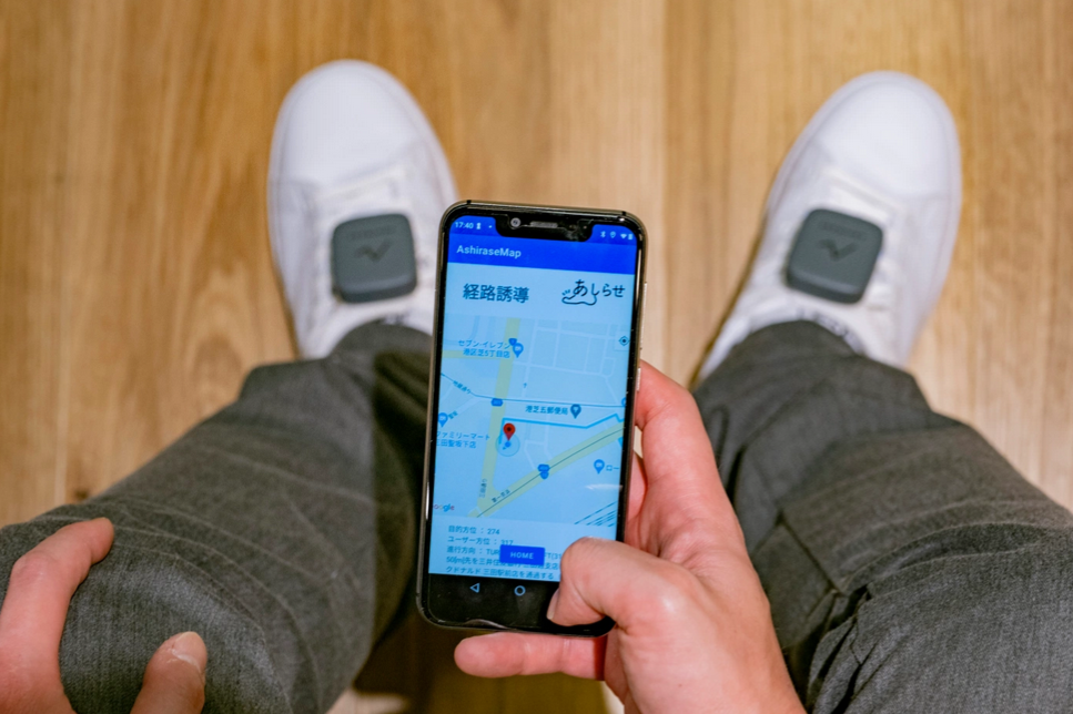 Arrivano le scarpe per ipovedenti che segnalano gli ostacoli 13