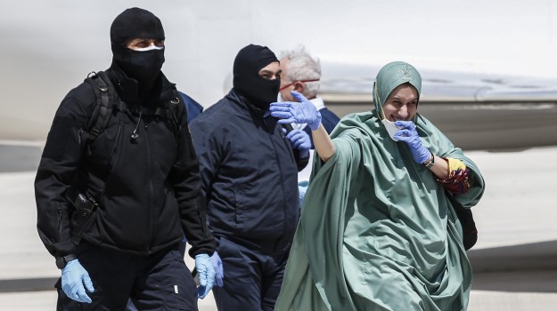 Silvia Aisha Romano si è sposata con rito islamico: ecco la sua nuova vita a un anno dalla liberazione 4 Silvia Aisha Romano si è sposata con rito islamico: ecco la sua nuova vita a un anno dalla liberazione 3