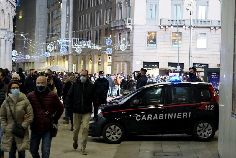 Natale, il Cts al Governo: "Inasprire le misure, non basta la zona gialla" 3 Natale a Milano.