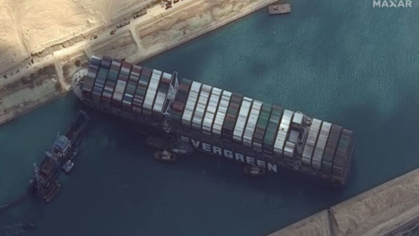Canale di Suez, lo stallo di Ever Given causa ritardi per miliardi di dollari: ecco cosa succede 1