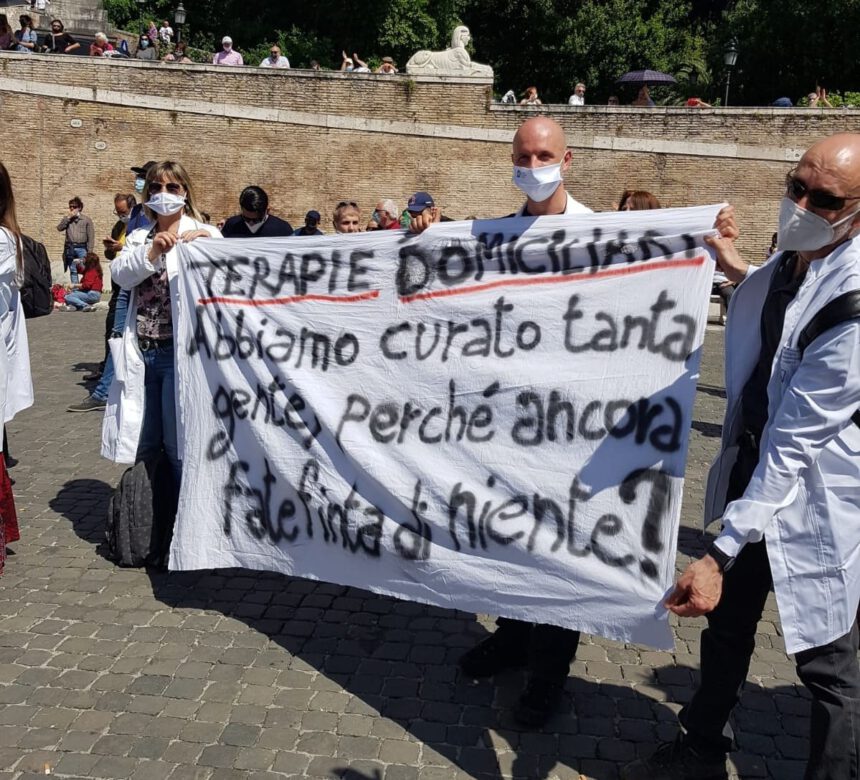 Terapia domiciliare in piazza a Roma. Grimaldi: "Speranza risponda o scenderemo in piazza anche a Milano" 1