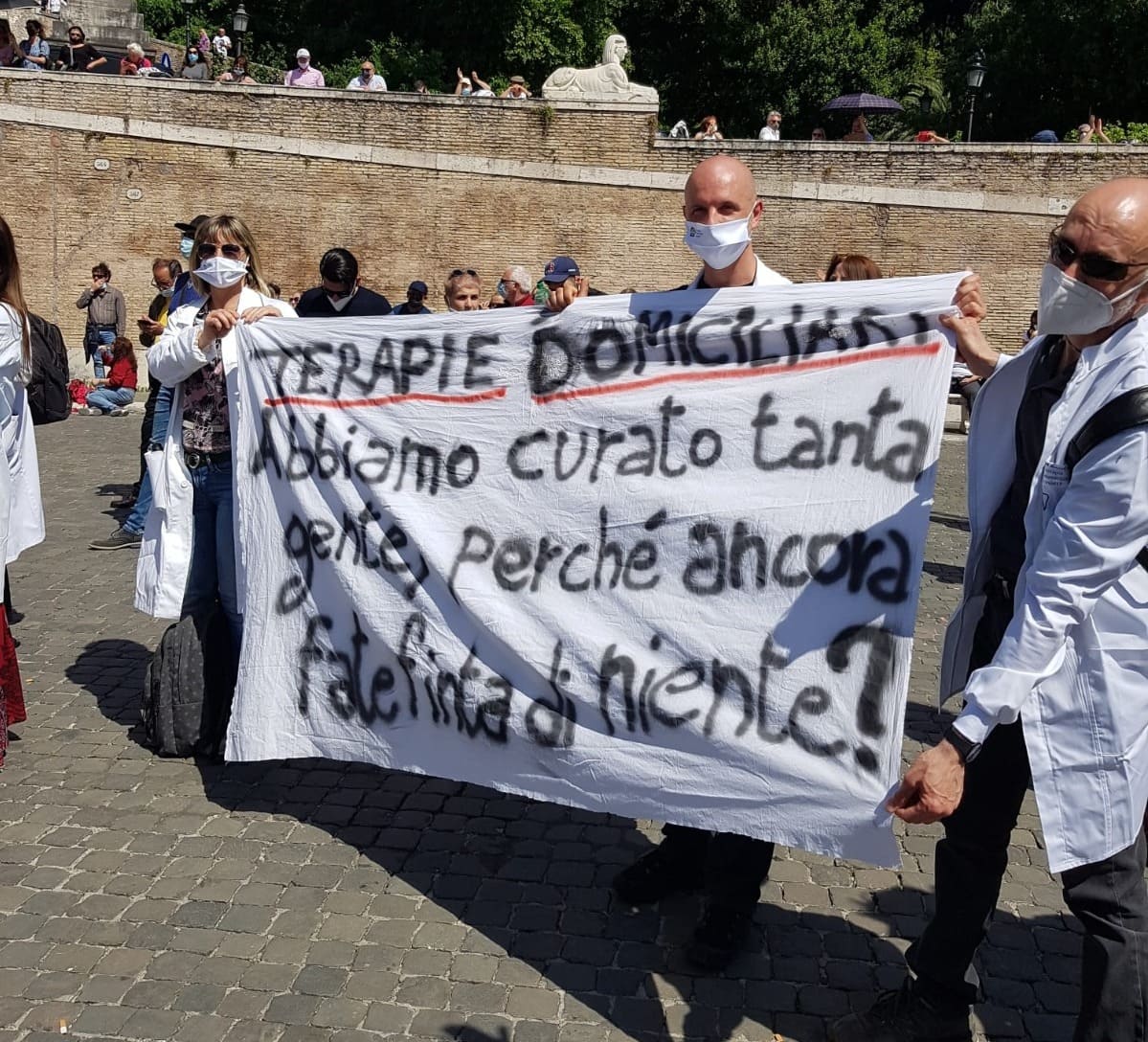 Terapia domiciliare in piazza a Roma. Grimaldi: "Speranza risponda o scenderemo in piazza anche a Milano" 15