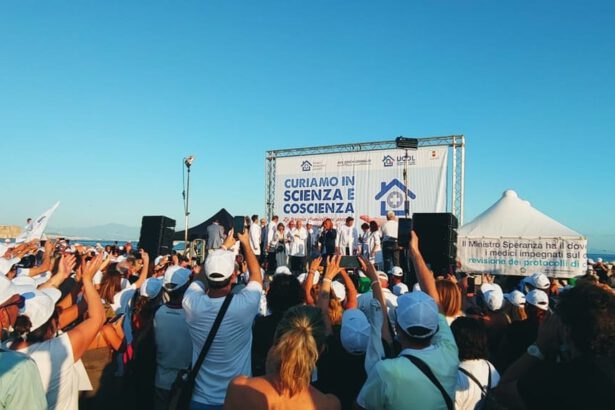 Terapia domiciliare precoce in piazza anche a Napoli: "Il Covid si cura a casa!" 14