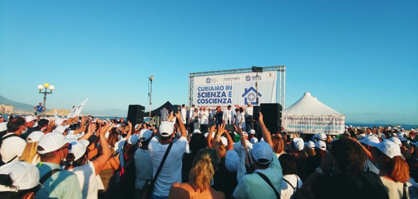 Terapia domiciliare precoce in piazza anche a Napoli: "Il Covid si cura a casa!" 1