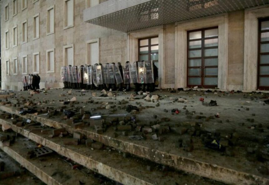 Albania, 25enne non si ferma al posto di blocco, la polizia lo uccide. Tirana è nel caos 1