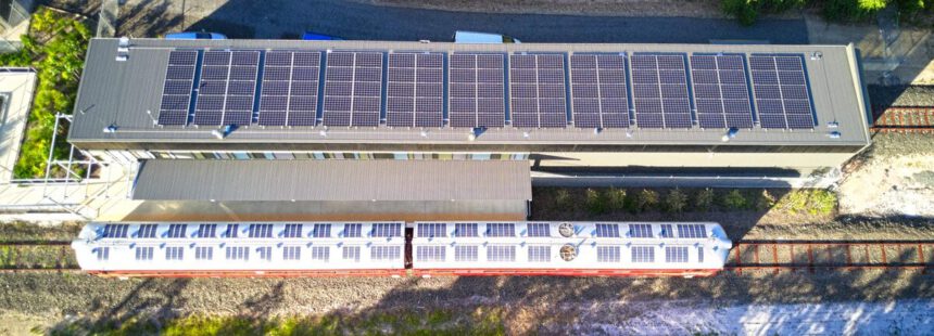 Il fotovoltaico viaggia su rotaia a 115 km/h: ecco il primo treno a energia solare 2 Il fotovoltaico viaggia su rotaia a 115 km/h: ecco il primo treno a energia solare 1