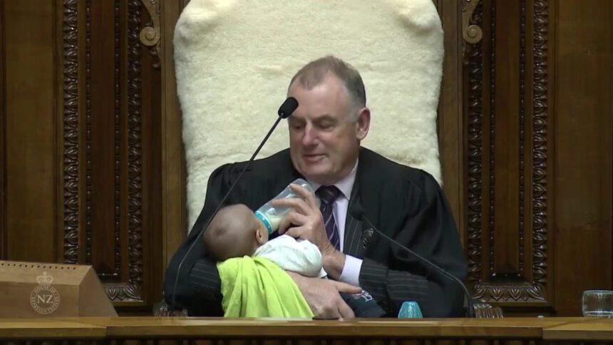 Nuova Zelanda: neonato in Parlamento scatena i consensi della rete 2 Nuova Zelanda: neonato in Parlamento scatena i consensi della rete 1
