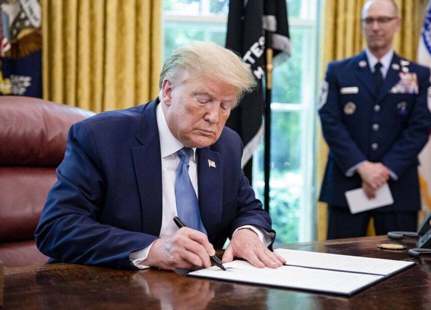 Nel suo ultimo giorno da presidente Trump grazia 73 persone, anche l'ex consigliere Bannon 1