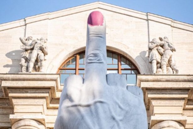 L'unghia sul dito di Cattelan si tinge di rosa: la condizione della donna nella street art 6