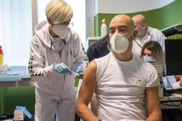 Vaccino Covid, Bassetti: "L'ho appena fatto e mi sento più forte" 5