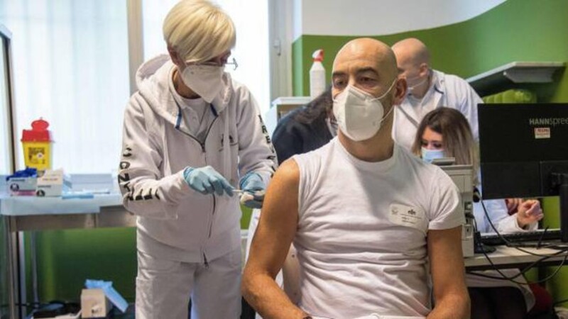 Vaccino Covid, Bassetti: "L'ho appena fatto e mi sento più forte" 1