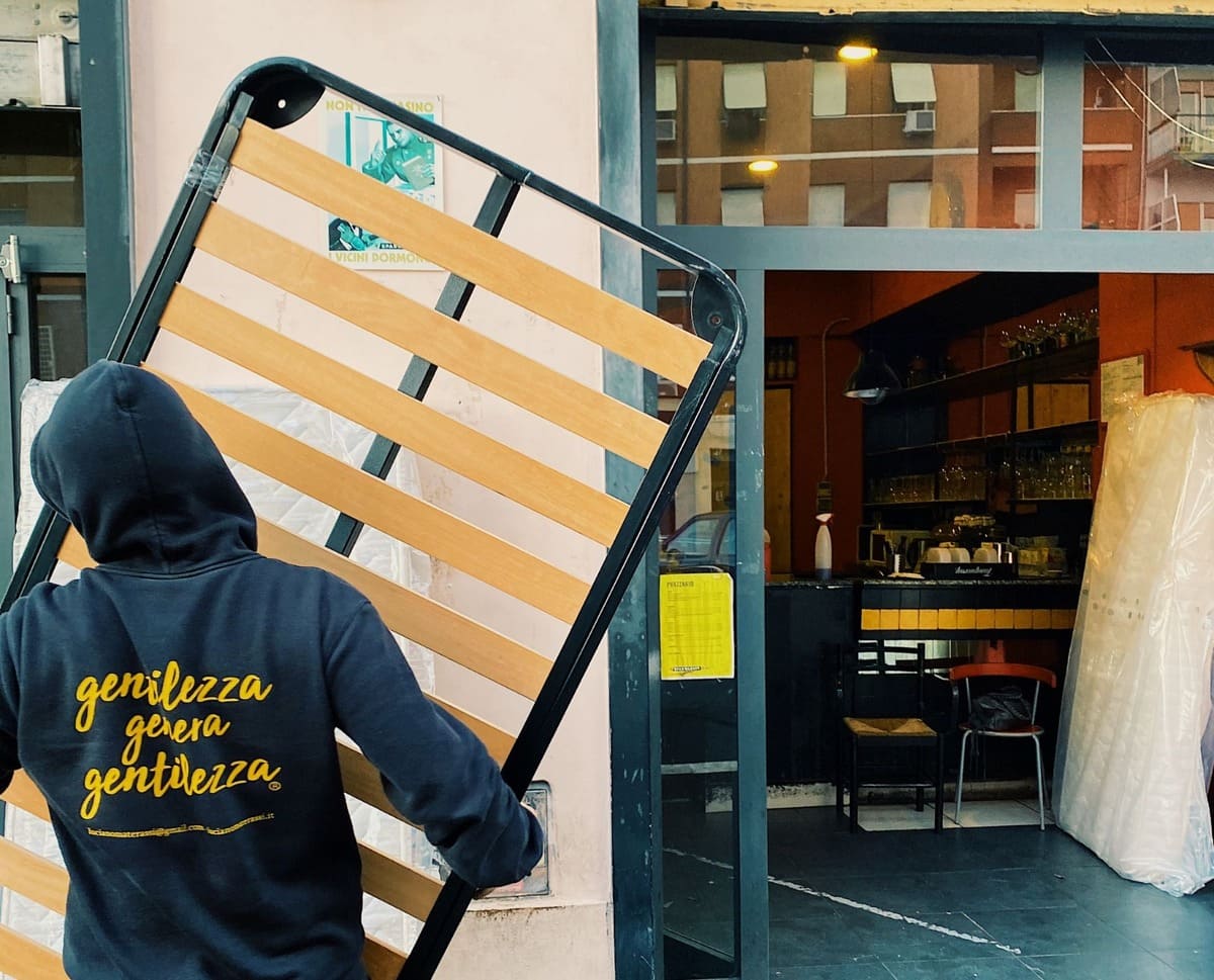 La comunità autogestita colma il vuoto delle istituzioni: la solidarietà di Sparwasser nel cuore del Pigneto 17