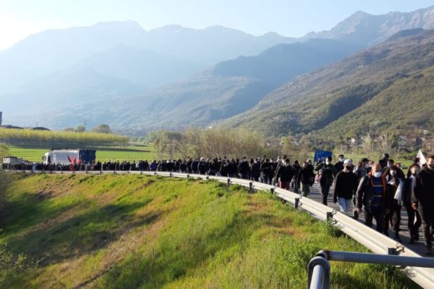 No Tav, proteste per il nuovo autoporto di San Didero: tensione tra polizia e manifestanti 10