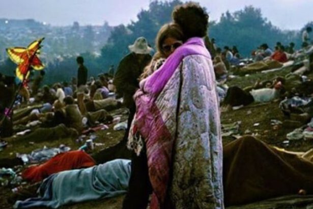 43 foto che ritraggono la follia di Woodstock 27