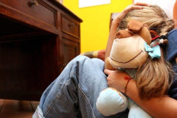 Napoli, abusi sessuali su una bambina di 4 anni: arrestati lo zio 27enne e la compagna 8