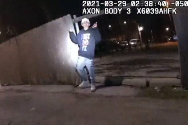 Chicago, agente uccide ragazzo 13enne: aveva le mani alzate. Un video riprende il momento 17