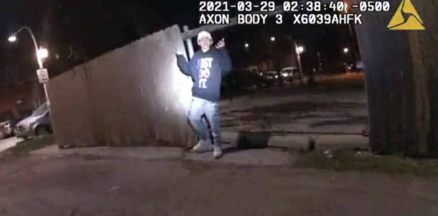 Chicago, agente uccide ragazzo 13enne: aveva le mani alzate. Un video riprende il momento 1