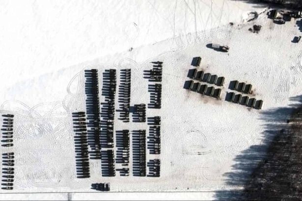 La Russia si prepara, via alle esercitazioni militari: le immagini dal satellite 15