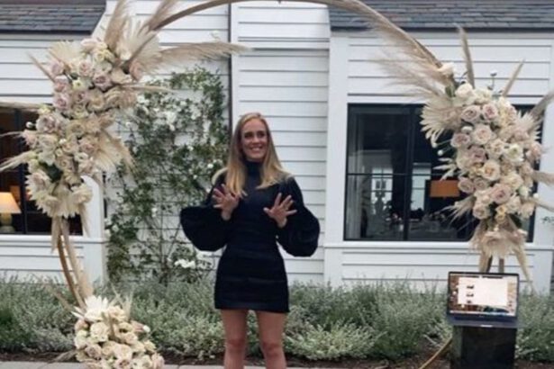 Adele, magrissima, si mostra ai fan in un post su Instagram per il suo compleanno 7