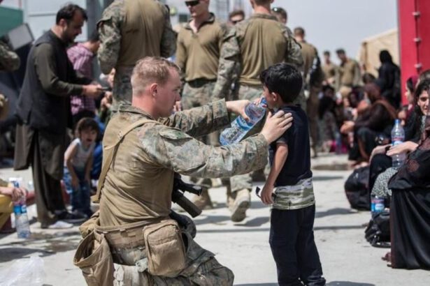 Strage all'aeroporto di Kabul: donne calpestate e uccise, bambini scomparsi. I talebani: "Colpa degli Usa" 11