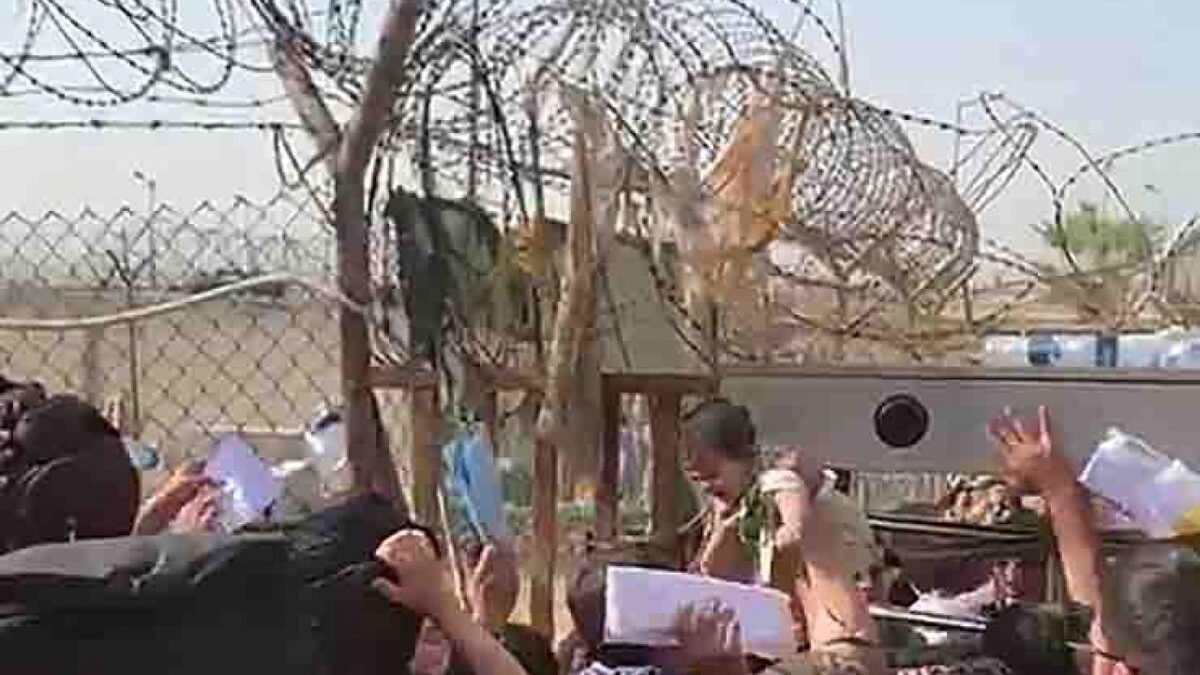 Afghanistan nel caos: "Donne lanciano bambini oltre il filo spinato". Arriva il governo dei talebani 1