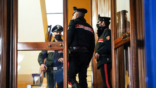 Agente immobiliare droga una coppia e violenta la donna durante appuntamento di lavoro 3 Agente immobiliare violenta una donna: già condannato nel 2009. Altre 2 vittime dal pm