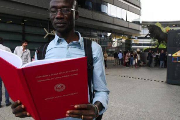 Migrante scappa dal Darfur e si laurea con una tesi sulla guerra da cui fugge 7