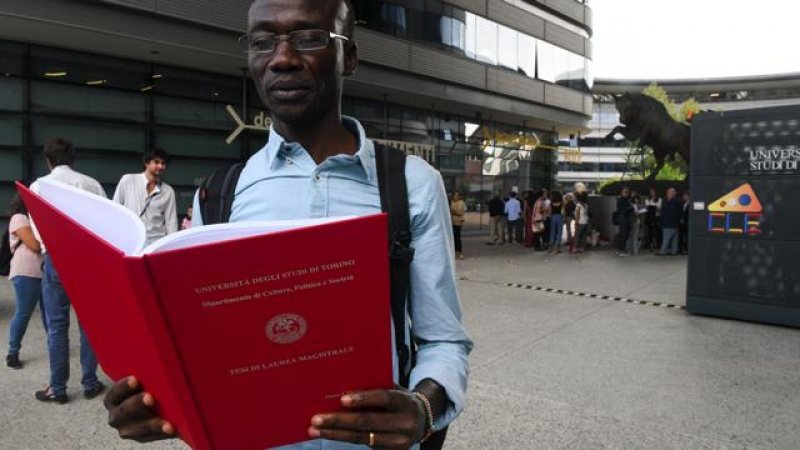 Migrante scappa dal Darfur e si laurea con una tesi sulla guerra da cui fugge 1