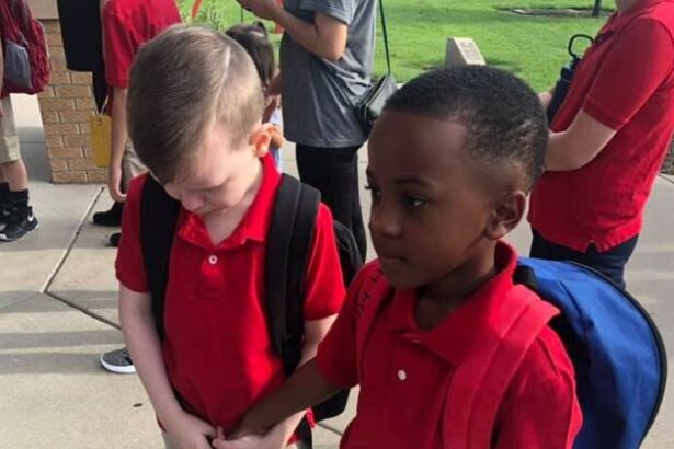 Bambino autistico piange il primo giorno di scuola, l’amico lo prende per mano e lo accompagna 20